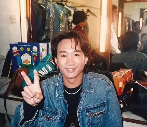 【图】黄家驹抽烟照片欣赏 难忘童年事曝光因顽皮常常被打