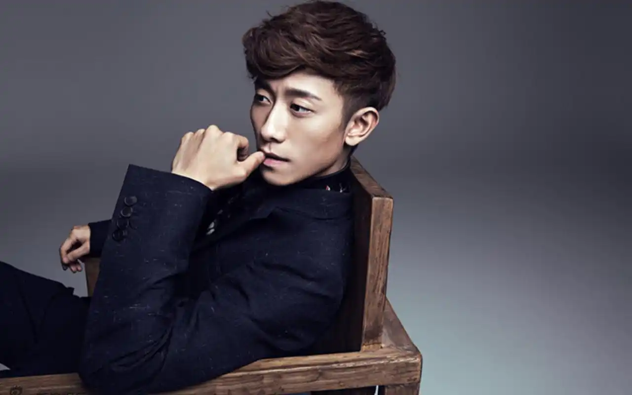 张一山帅气西装高清桌面壁纸