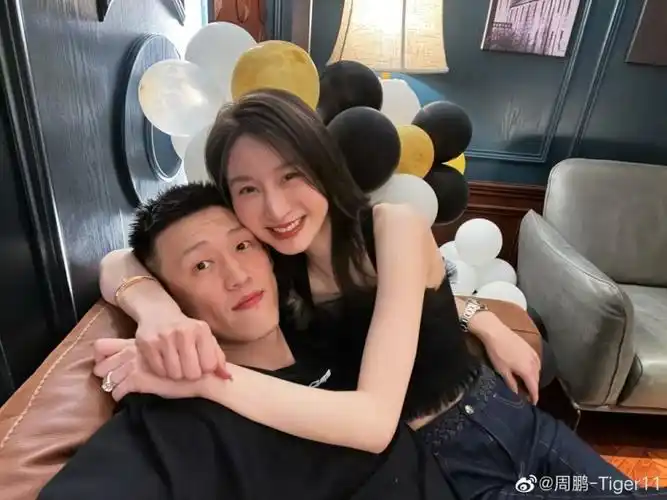 周鹏520晒与妻子甜蜜照今天不就是狗粮节吗大家吃饱喝足就行