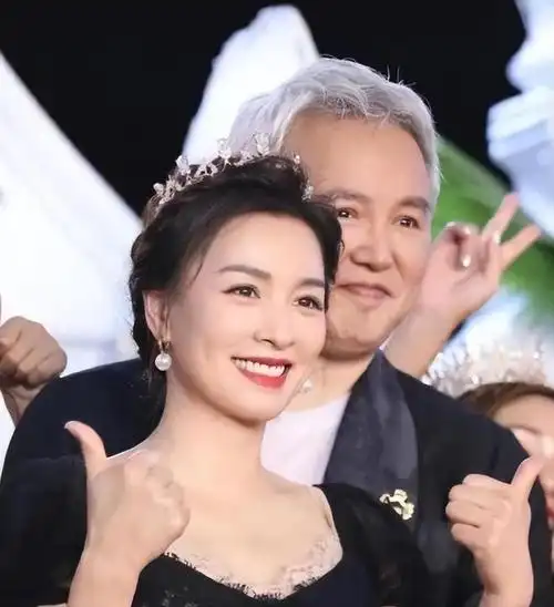 林瑞阳儿女现身法国打扮成熟身材火辣张庭近照黝黑发福