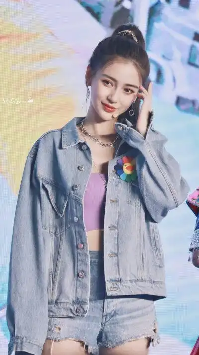 2003年,angelababy以模特身份在香港出道.