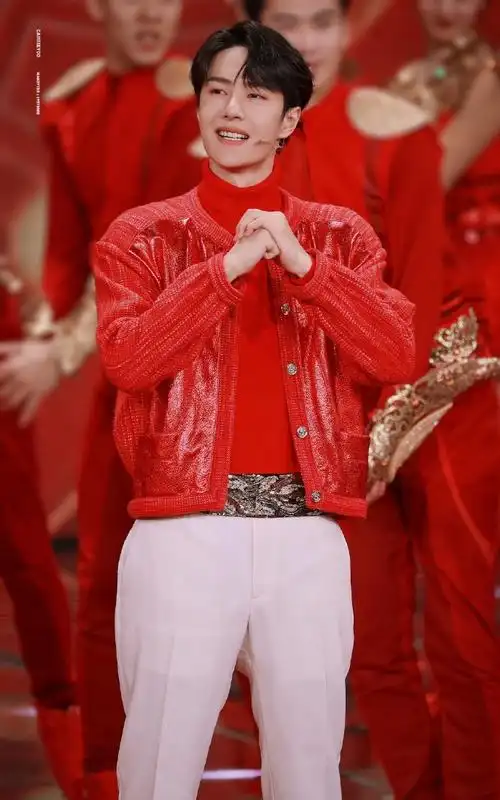 王一博#/#王一博央视春晚#红色外套的王一博看着特别喜庆,状态真好