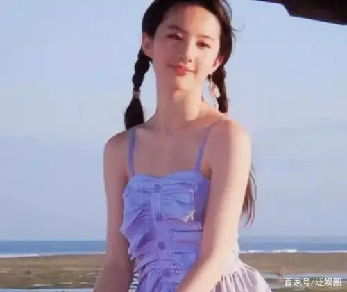 刘亦菲17岁广告照被爆出,穿紫色吊带连衣裙扎麻花辫,少女感十足