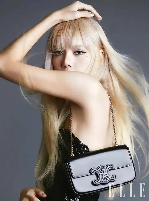 lisa复古写真眼神清冷穿背心身材曲线优越