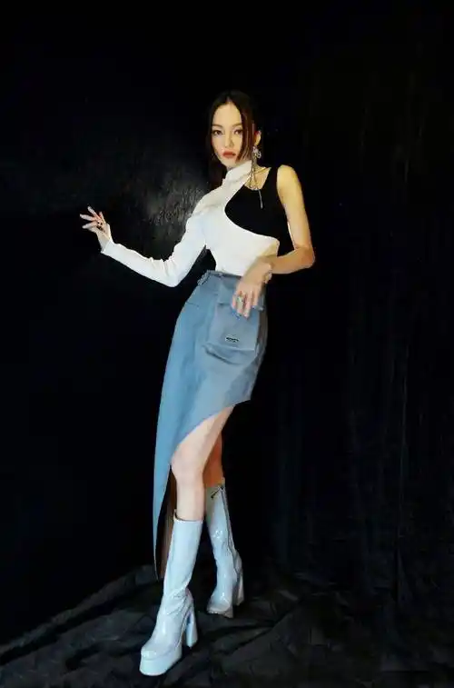 39岁张韶涵一身高开叉裙时尚无比一双美腿引人注目又细又直