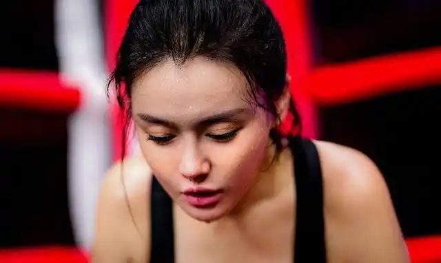 邹市明妻子冉莹颖晒健身照, 大汗淋漓, 网友: 有拳王老公的风范