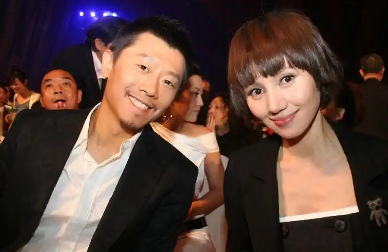 不过说到她的感情生活同样也是令人羡慕的,袁泉的老公叫夏雨也是一位