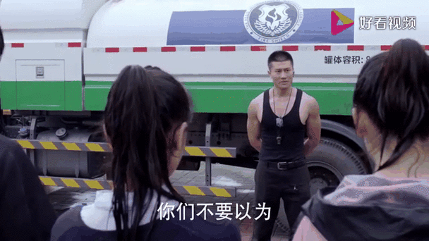 麻辣变形计:秦升用水枪冲向大家,关小迪提出做出人墙,抵抗水枪