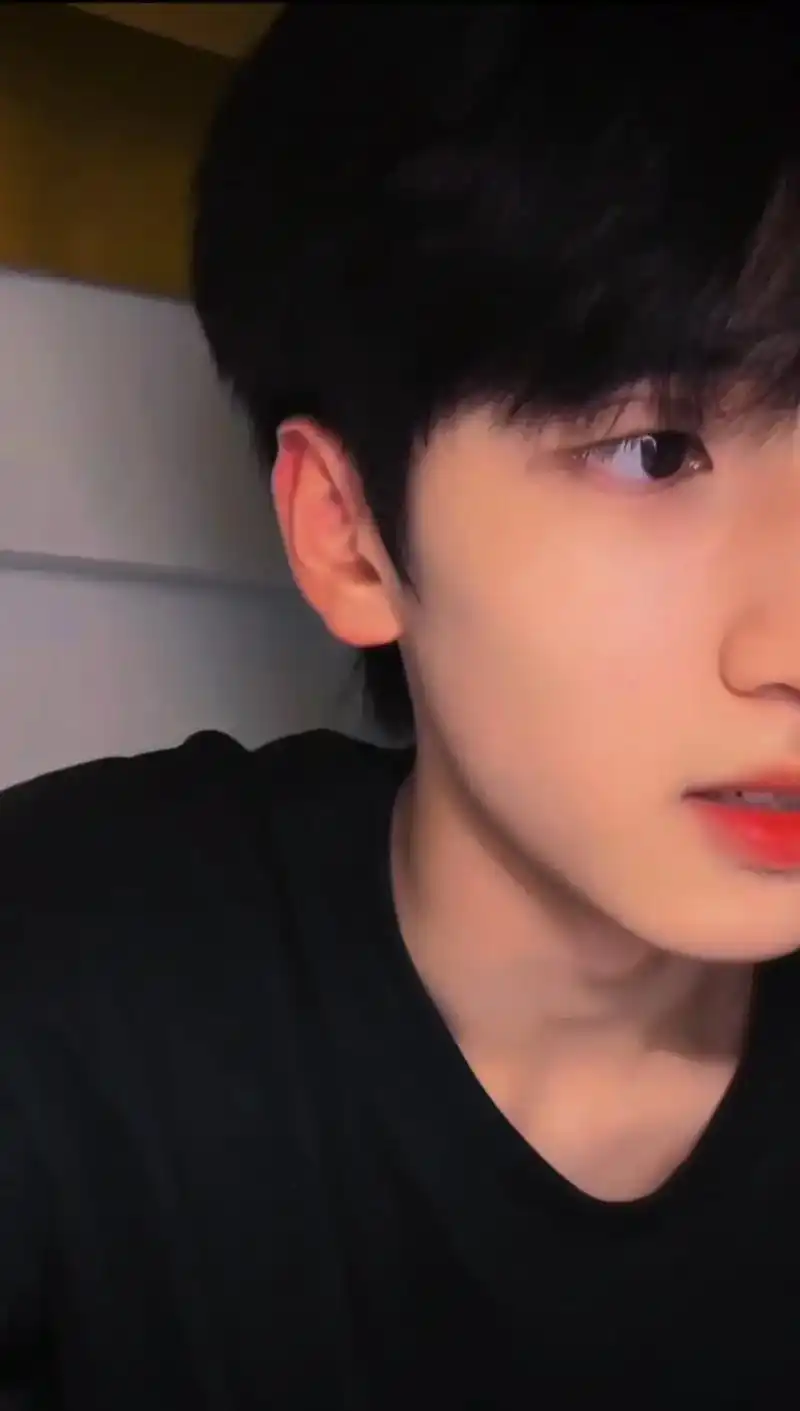 嘴巴红不奇怪,耳朵红是害羞吗#严浩翔 #壁纸  - 抖音