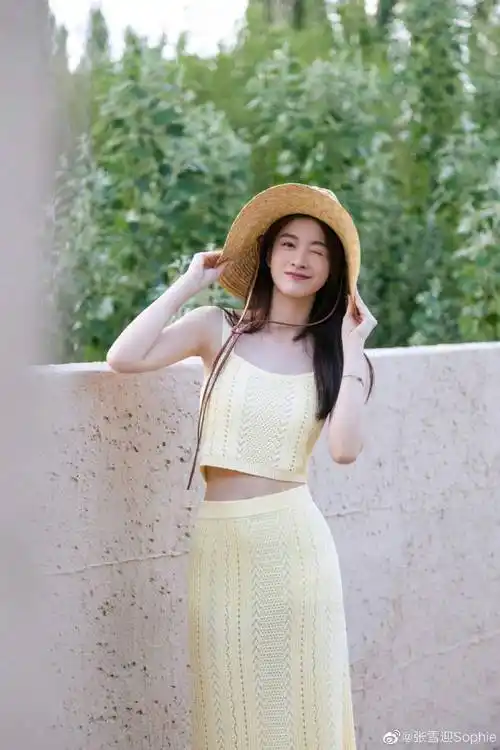 张雪迎晒照温柔甜美似初恋,身材窈窕惹人羡,小虎牙更显可爱