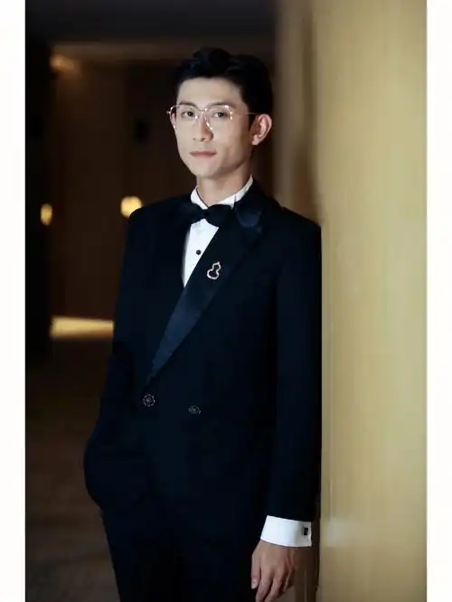 张一山北京国际电影节黑色礼服西装亮相红毯.