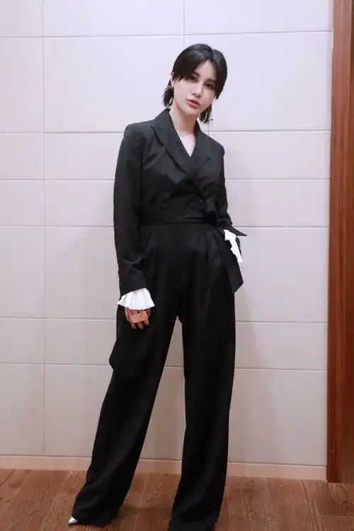 尚雯婕穿衣服够简单的,一身黑色连体裤就穿出了女王风