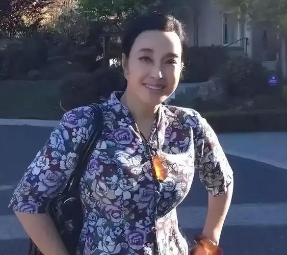 70岁"老丫头"刘晓庆近照吓坏全网!网友:这是画皮,还是妖怪?