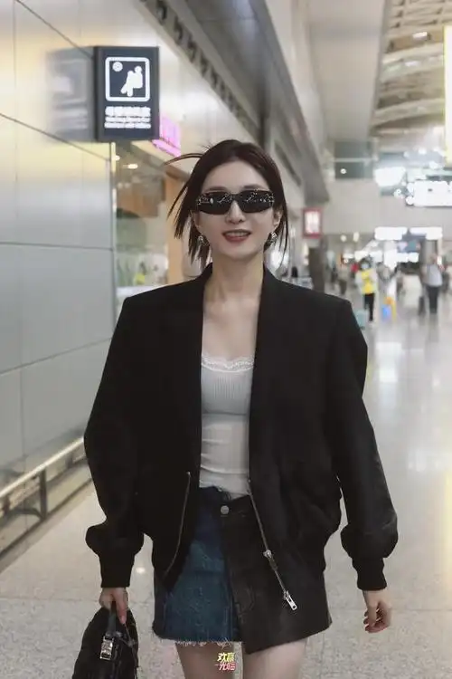 江疏影机场跟拍素颜也是美美的