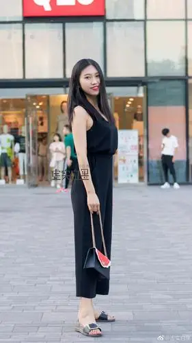 路人街拍街头元气美女夏季休闲风