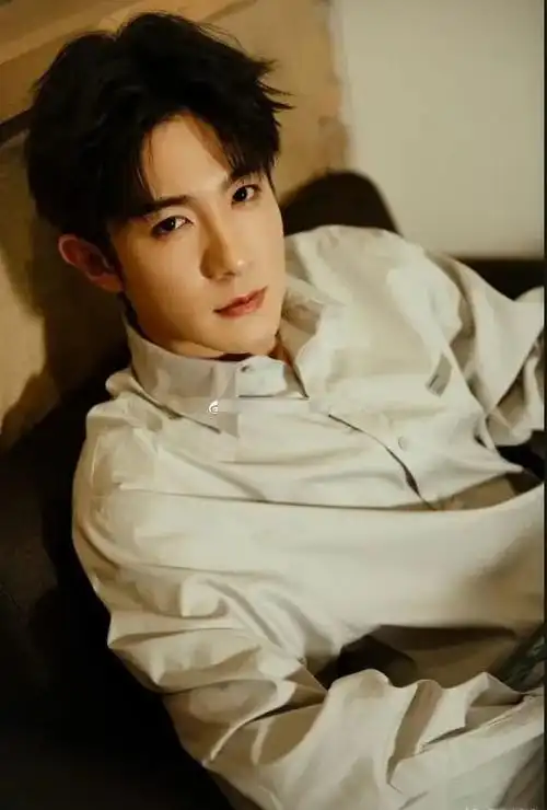 11月7日,一条重磅消息在娱乐圈炸开了锅——演员季肖冰已经悄悄结婚