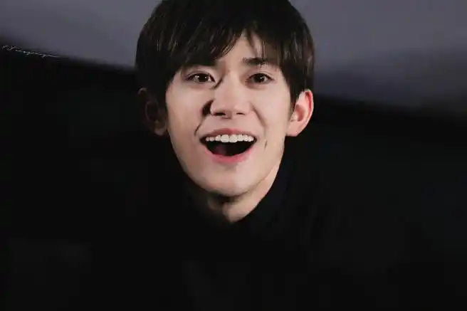 易烊千玺阎青妤合照