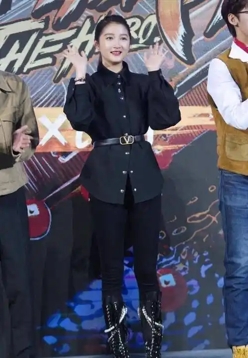 关晓彤:大长腿穿亮色紧身皮裤,配上高靴子,全黑的造型太抢眼!