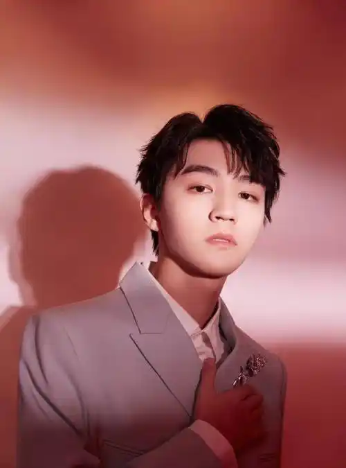 原创娱乐圈两位女星同时官宣结婚消息杨紫的祝福王俊凯却无辜躺枪