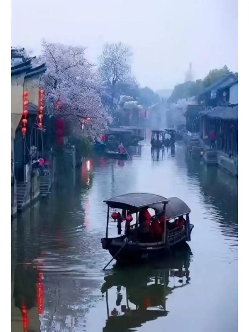 (偶然看到几张烟雨江南的美图,借用一下)
