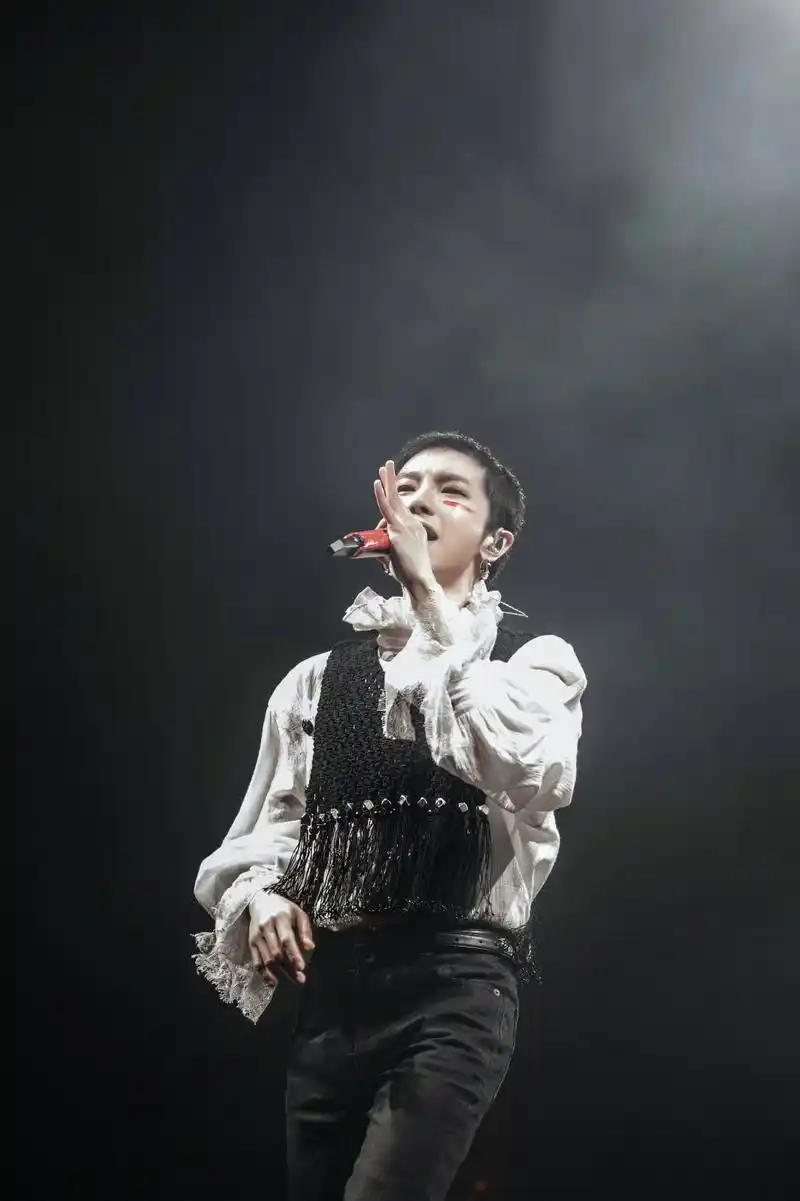 "2019华晨宇火星演唱会"海口高燃开唱 超强人气引爆四面台