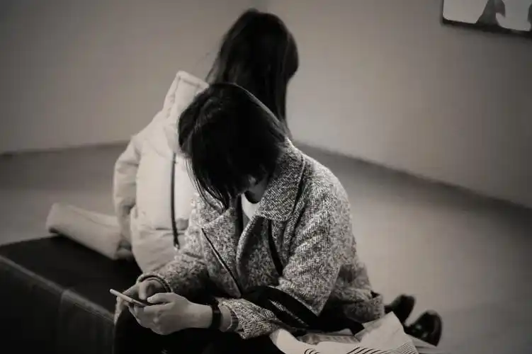 等待          无论是在等人的间隙还是在闲暇时间,我们总是会掏出