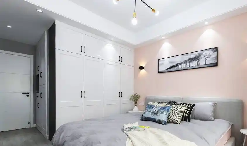 卫生间白色墙面花岗岩瓷砖,地面小碎花黑白砖,淋浴房边框也用黑色铝框