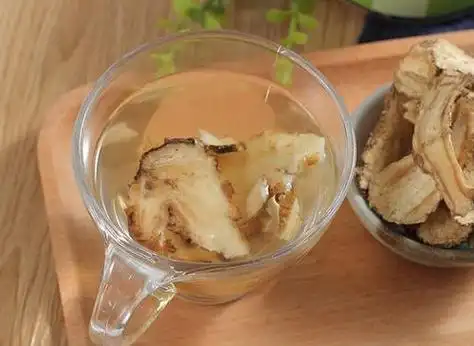 用法一 泡酒喝最活血:当归泡酒是一种很常见的食用方法,当归泡酒可以