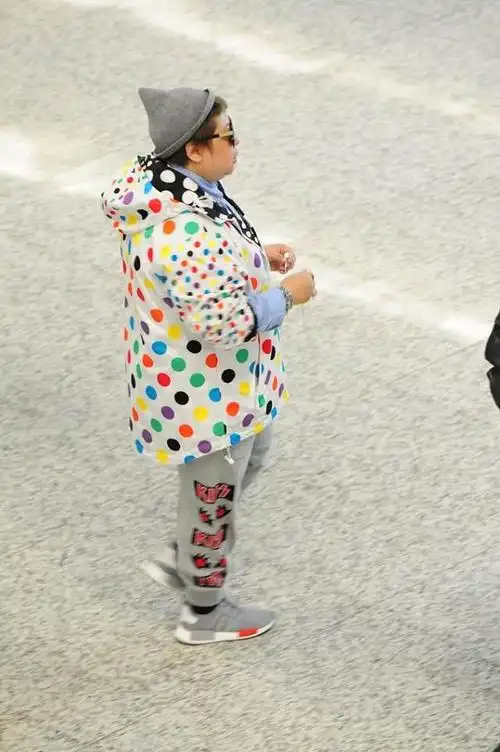 韩红是个长不大的孩子吧,穿身"彩球装"太花哨,意外的还挺可爱