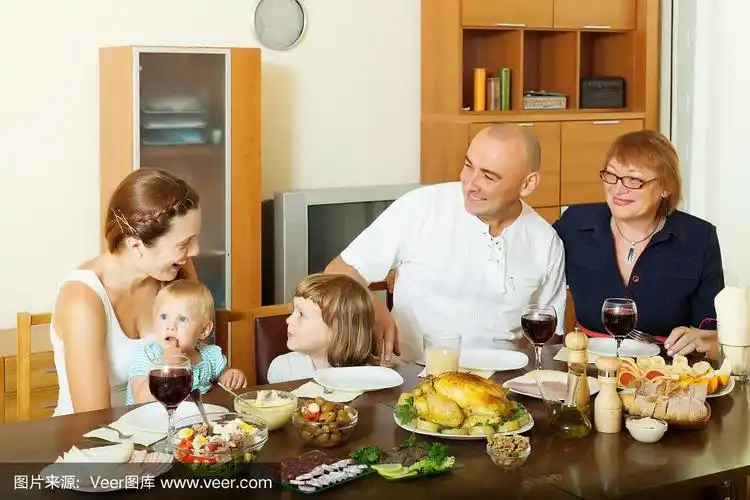 幸福的三代同堂在家里吃饭