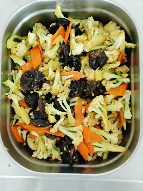 菜花炒木耳 制作人:连忠卫