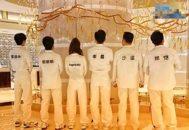 原创奔跑吧路透蔡徐坤跳上郭麒麟的背让他背李晨的动作很暖心