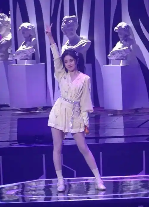 原创鞠婧祎穿短裙上台唱歌扭胯摆造型的那一刻确定身高159cm