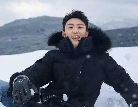 原创黄景瑜新剧开播即火脱下军装化身霸道总裁女主又美又飒