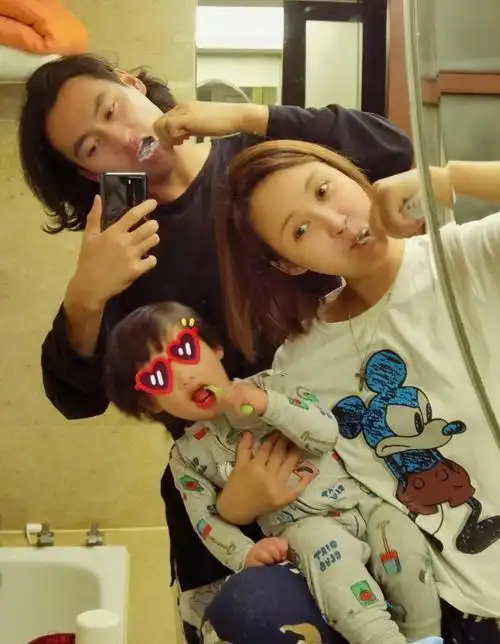 袁弘张歆艺办party庆祝结婚8周年,两人甜蜜拥吻,华晨宇低调现身