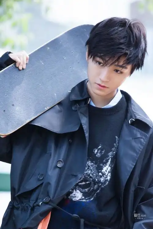 更新成年凯帅气高清图——idol新闻