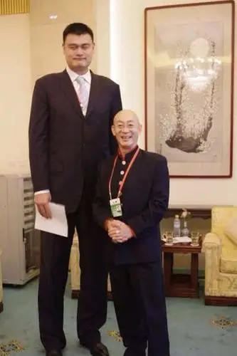 六小龄童作为孙悟空的扮演者,是一个老戏骨,有一种老艺术家的风骨,而