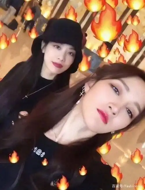 "佳霏猫"是真的!孟佳王霏霏合拍杂志大片,姐妹情比金坚!