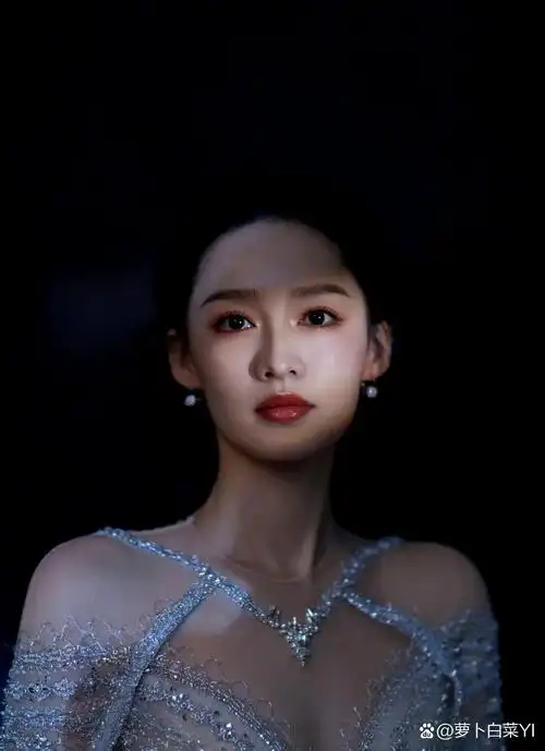 李沁亮片蓝裙美照释出 优雅温柔宛如人鱼公主.