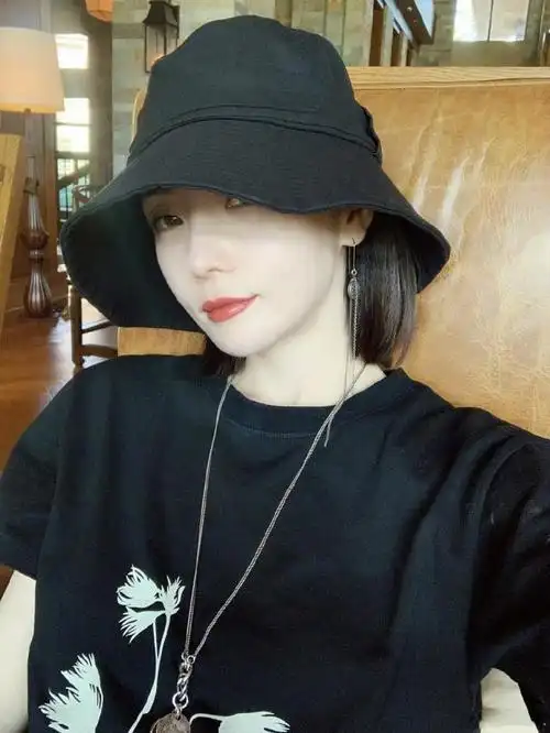 当然在驾驭其他风格的穿搭上,徐粲金也是很厉害的.