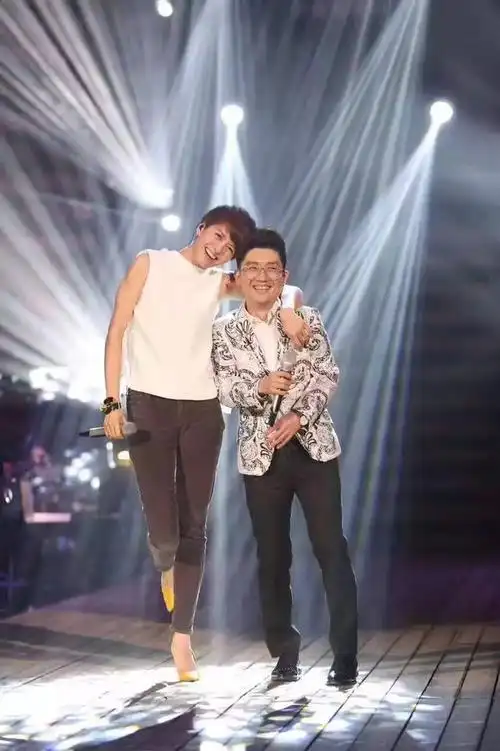 "最萌身高差"~在梁咏琪旁边的金志文,看上去真的萌萌哒