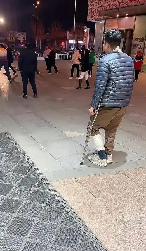 男子腿瘸还不忘去看跳舞,被妻子发现后,他跑得连拐杖也不要了