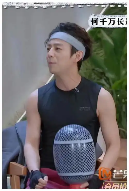 50岁何炅大秀手臂线条赞赏无赘肉腹部仿佛食用防腐食品