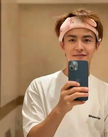 马天宇晒可爱自拍# 马天宇发对镜自拍,带着粉色发箍素颜状态真的晨缮