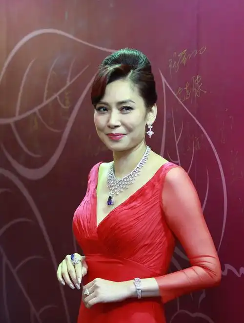 邝美云拒嫁豪门闯出亿万身家,为何让赌王何鸿燊和郑裕彤如此青睐-度小