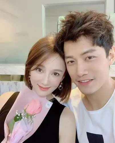 陈乔恩和男友庆圣诞,甜蜜合影超有夫妻相,艾伦来台三月仍未离开