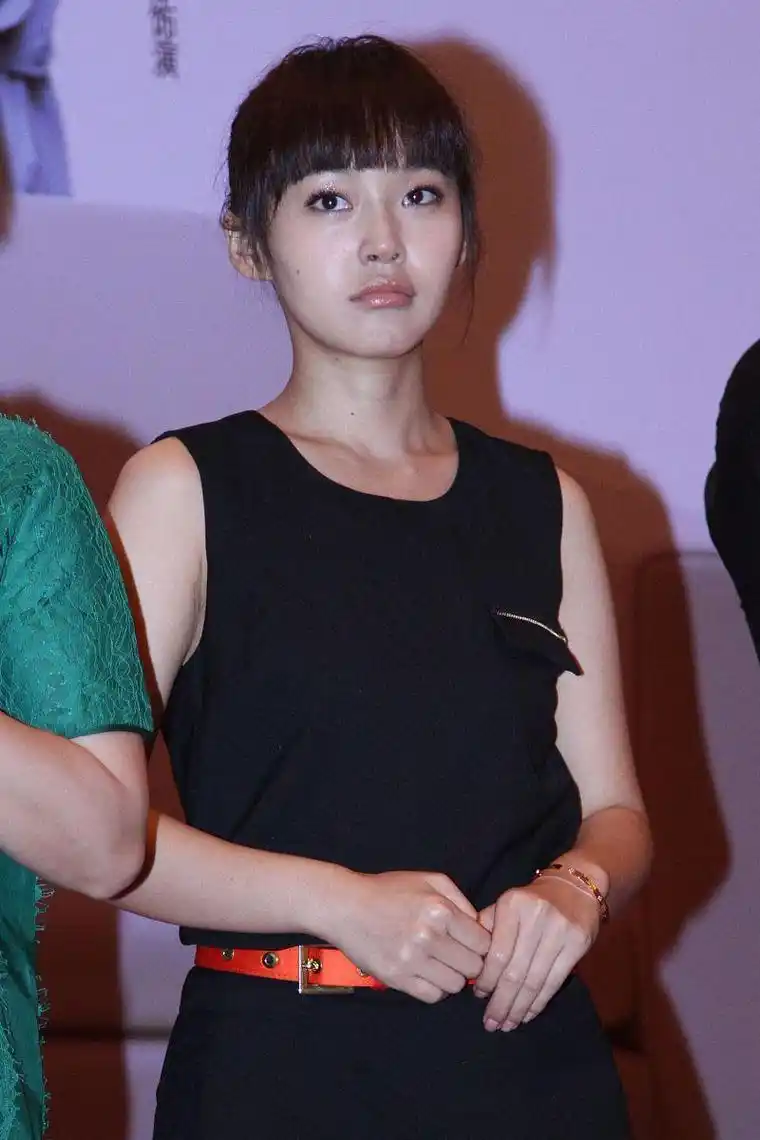 张佳宁和高至霆在直播宣传新剧的时候,直播间弹幕里都是在骂张佳宁的