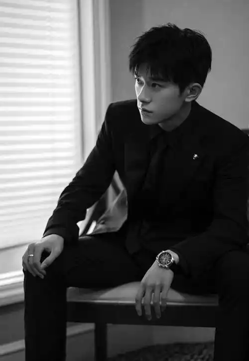 原创易烊千玺不愧能火穿黑色西装配金色身材针骨子里透着文雅
