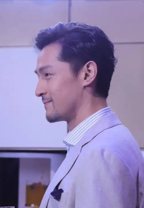 胡歌终于现身!一身灰色西服优雅贵气,留络腮胡显成熟气质