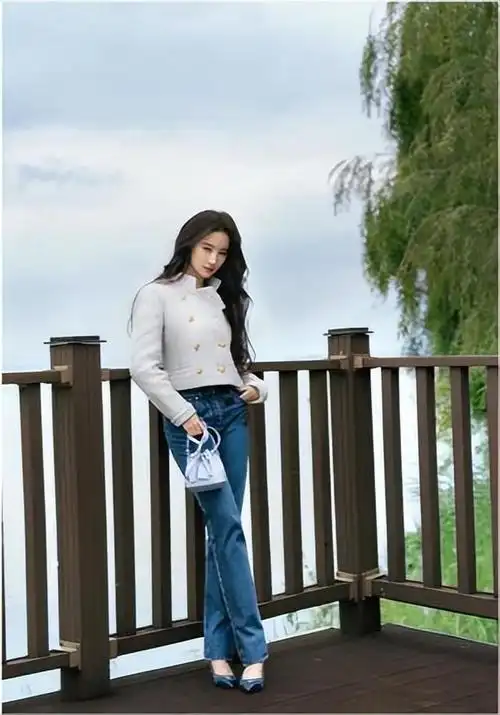 刘亦菲爆火后变高冷!为高奢拍大片装酷霸气十足,穿小香风变名媛